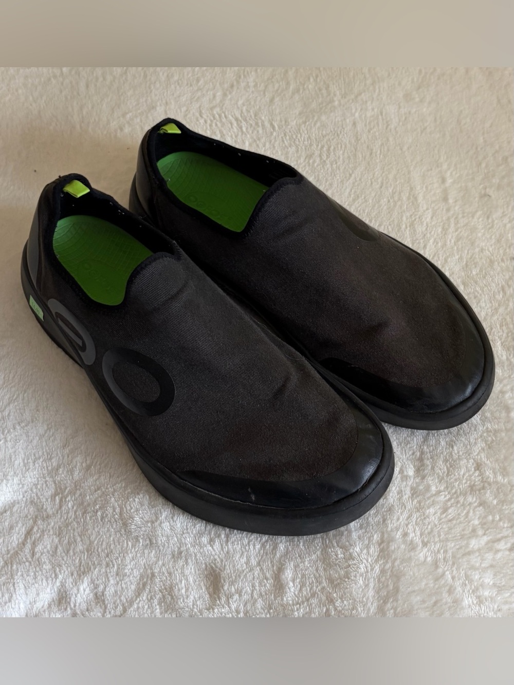OOFOS Men's Black Slip-On Loafers with Green Insole